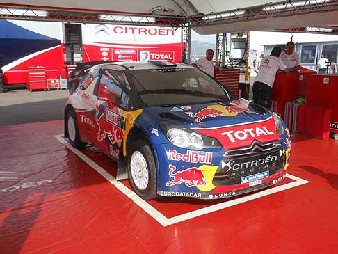 Rally WRC - La vettura di Sebastien Loeb che si  ritirata, gi appagato della vittoria del tittolo Rally WRC 2012. Foto by Automania